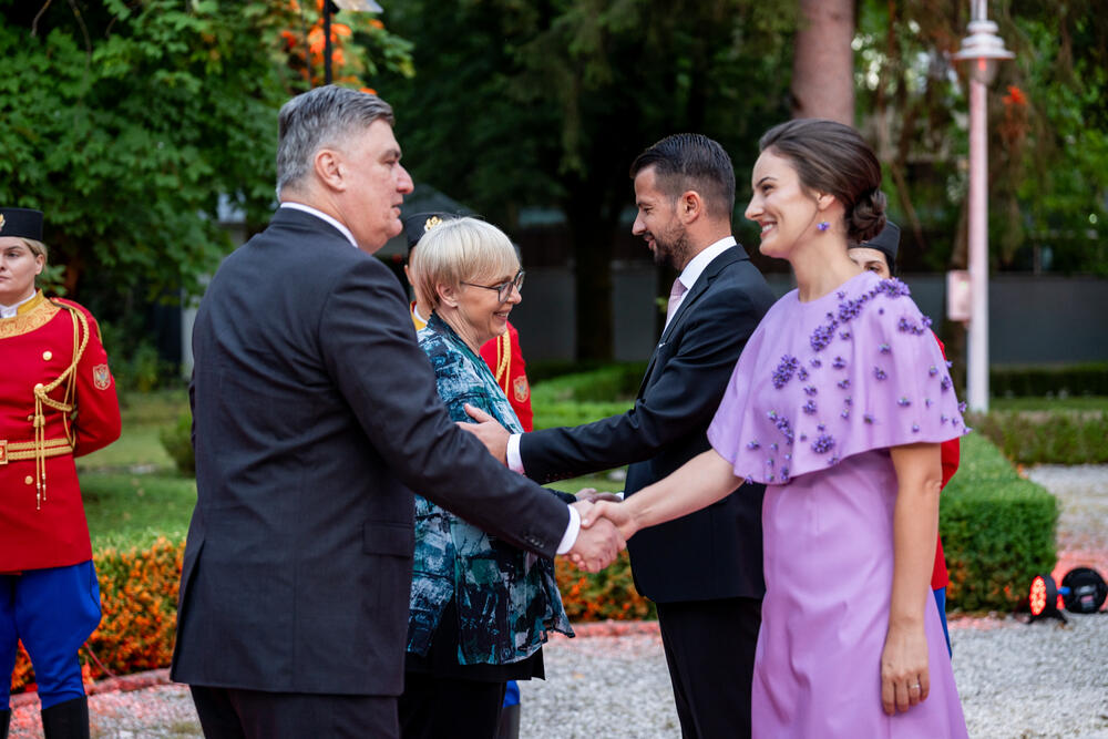 <p>&ldquo;Nikada ne smijemo odustati od države u kojoj se poštenje više isplati od prevare, znanje od poslušnosti, a odgovornost od političke podobnosti&rdquo;, poručio je Milatović</p>  <div contenteditable="false" tabindex="-1"> </div>