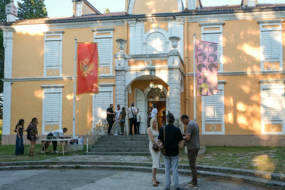<p>Muzej savremene umjetnosti Crne Gore predstavio 94 umjetnika i umjetnice u okviru jednog od najznačajnijih istraživačko-izložbenih programa posvećenih savremenoj crnogorskoj umjetnosti</p>