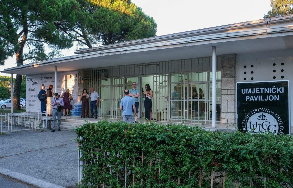 <p>Muzej savremene umjetnosti Crne Gore predstavio 94 umjetnika i umjetnice u okviru jednog od najznačajnijih istraživačko-izložbenih programa posvećenih savremenoj crnogorskoj umjetnosti</p>