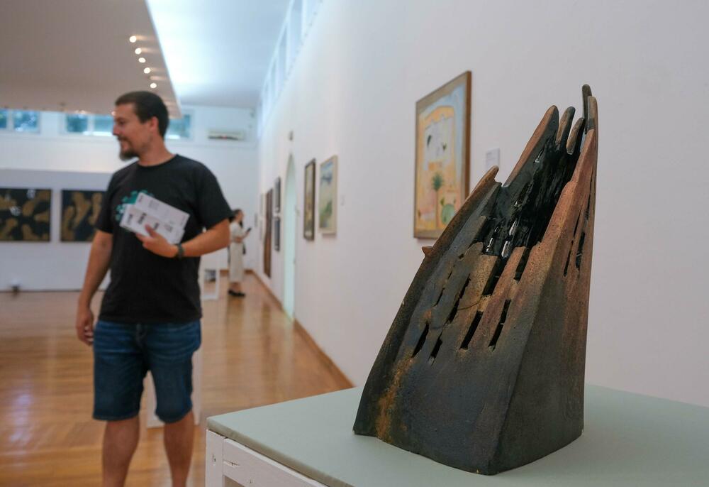 <p>Muzej savremene umjetnosti Crne Gore predstavio 94 umjetnika i umjetnice u okviru jednog od najznačajnijih istraživačko-izložbenih programa posvećenih savremenoj crnogorskoj umjetnosti</p>