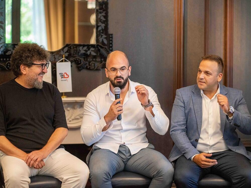<p>Na konferenciji za medije održanoj u hotelu &ldquo;Porto Palace&rdquo; u Tivtu, zvanično su predstavljeni pokrovitelji i partneri šestog izdanja najvećeg muzičko-pivskog festivala u Crnoj Gori, Montenegro Beer Festa 2026, koji će se od 31. jula do 02. avgusta održati na Cetinju.</p>