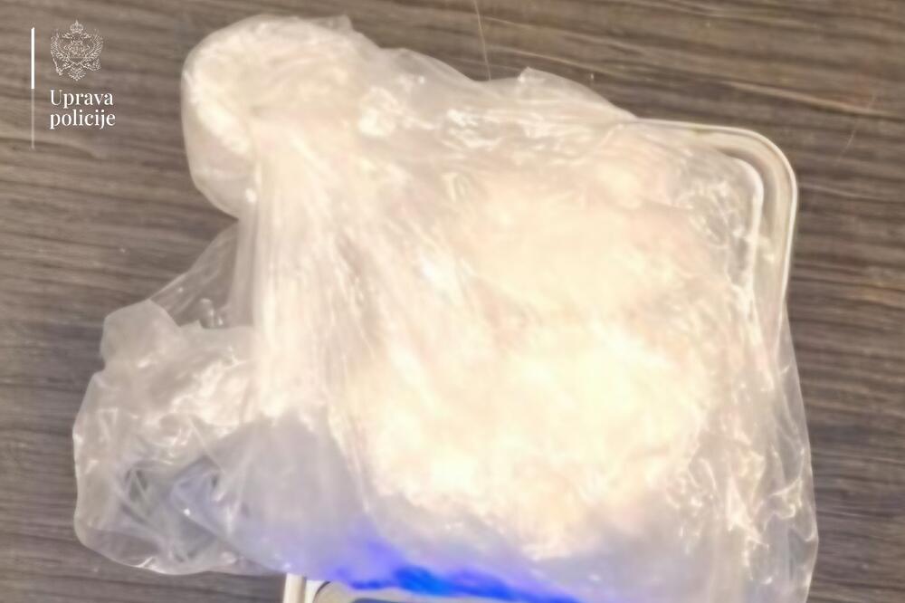 Iz Uprave policije su saopštili  da je pronađeno pakovanje sa sadržajem kokaina, mase približno 18 grama, Foto: Uprava policije