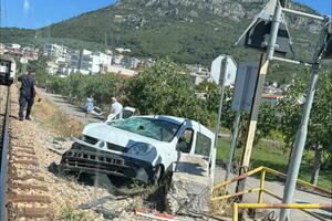 Bar: Voz udario u automobil, povrijeđena jedna osoba