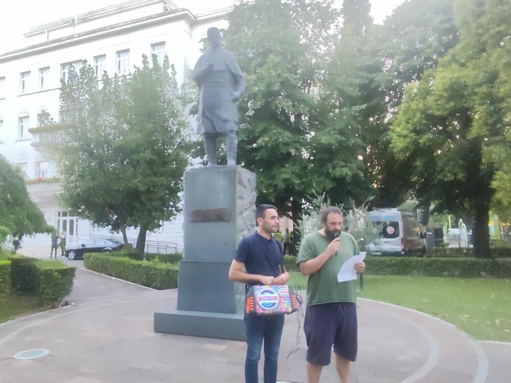 <p>Među okupljenima su bili odbornik Pokreta Preokret u Skupštini Glavnog grada Mirza Krnić, odbornik Pokreta za Podgoricu (PzPG) u Skupštini Glavnog grada Dragutin Vučinić, režiser Mladen Ivanović, funkcioner Liberalne partije Aleksandar Ljumović</p>