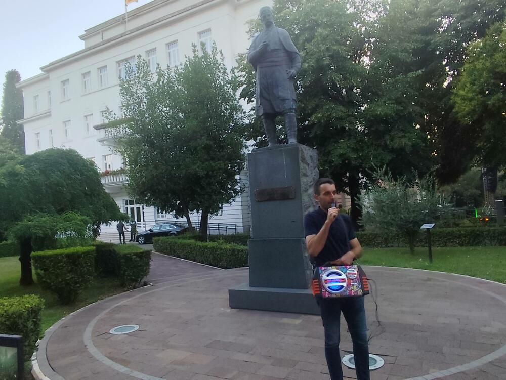 <p>Među okupljenima su bili odbornik Pokreta Preokret u Skupštini Glavnog grada Mirza Krnić, odbornik Pokreta za Podgoricu (PzPG) u Skupštini Glavnog grada Dragutin Vučinić, režiser Mladen Ivanović, funkcioner Liberalne partije Aleksandar Ljumović</p>