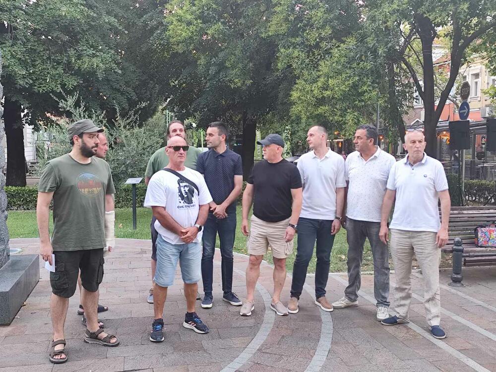 <p>Među okupljenima su bili odbornik Pokreta Preokret u Skupštini Glavnog grada Mirza Krnić, odbornik Pokreta za Podgoricu (PzPG) u Skupštini Glavnog grada Dragutin Vučinić, režiser Mladen Ivanović, funkcioner Liberalne partije Aleksandar Ljumović</p>