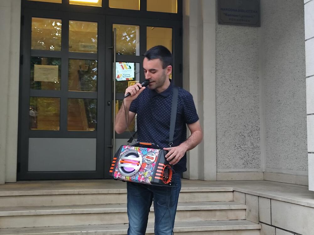 <p>Među okupljenima su bili odbornik Pokreta Preokret u Skupštini Glavnog grada Mirza Krnić, odbornik Pokreta za Podgoricu (PzPG) u Skupštini Glavnog grada Dragutin Vučinić, režiser Mladen Ivanović, funkcioner Liberalne partije Aleksandar Ljumović</p>