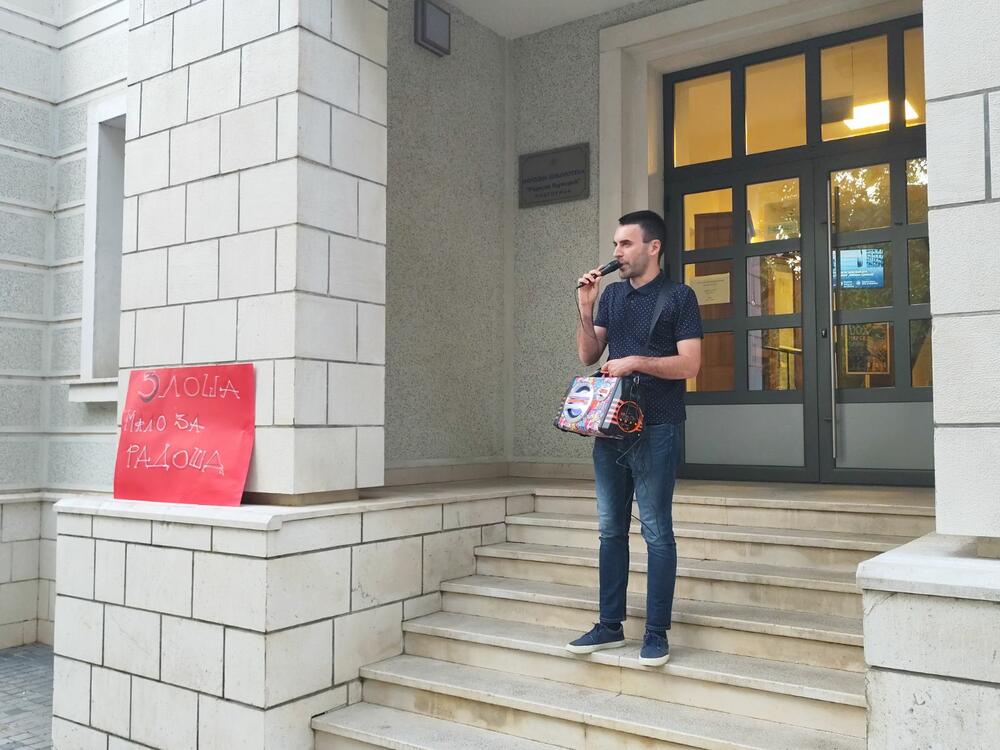 <p>Među okupljenima su bili odbornik Pokreta Preokret u Skupštini Glavnog grada Mirza Krnić, odbornik Pokreta za Podgoricu (PzPG) u Skupštini Glavnog grada Dragutin Vučinić, režiser Mladen Ivanović, funkcioner Liberalne partije Aleksandar Ljumović</p>