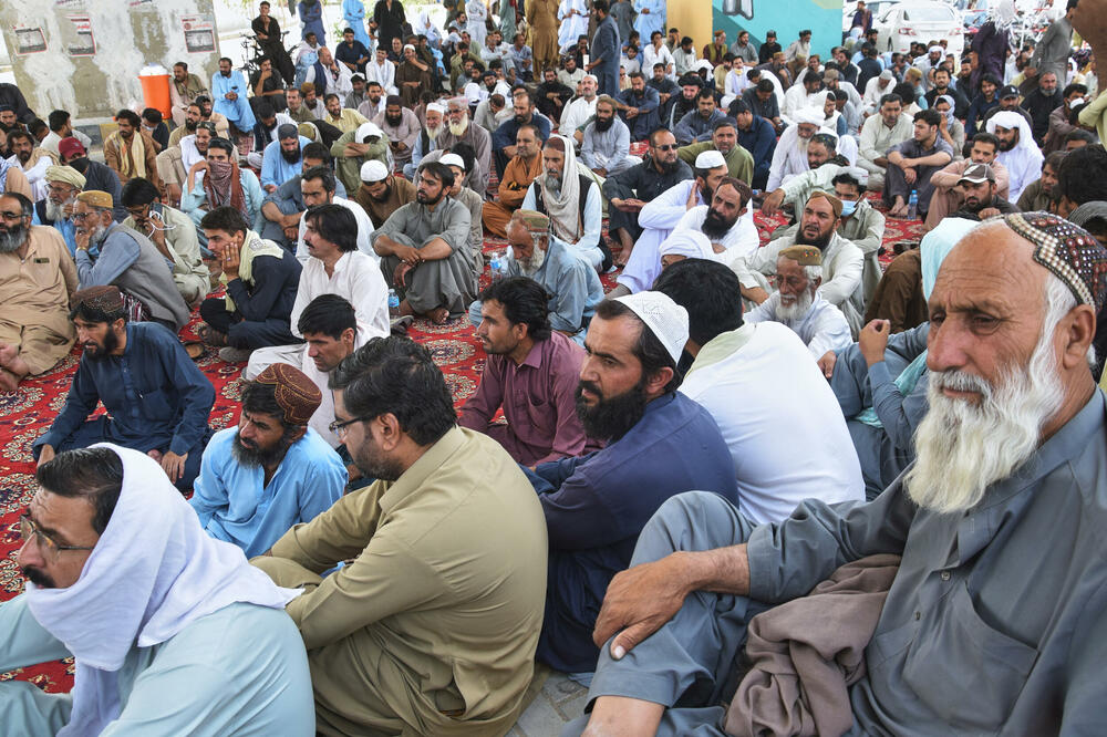 Ožalošćeni održavaju sjedeći protest pored puta zbog otmice i ubistava policajaca koje su počinili pobunjenici, u Kveti, u Pakistanu: Fotografija od četvrtaka 9. jula, Foto: Beta/AP