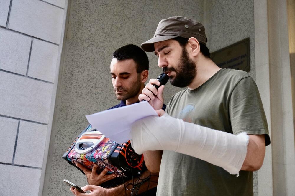 <p>Među okupljenima su bili odbornik Pokreta Preokret u Skupštini Glavnog grada Mirza Krnić, odbornik Pokreta za Podgoricu (PzPG) u Skupštini Glavnog grada Dragutin Vučinić, režiser Mladen Ivanović, funkcioner Liberalne partije Aleksandar Ljumović</p>