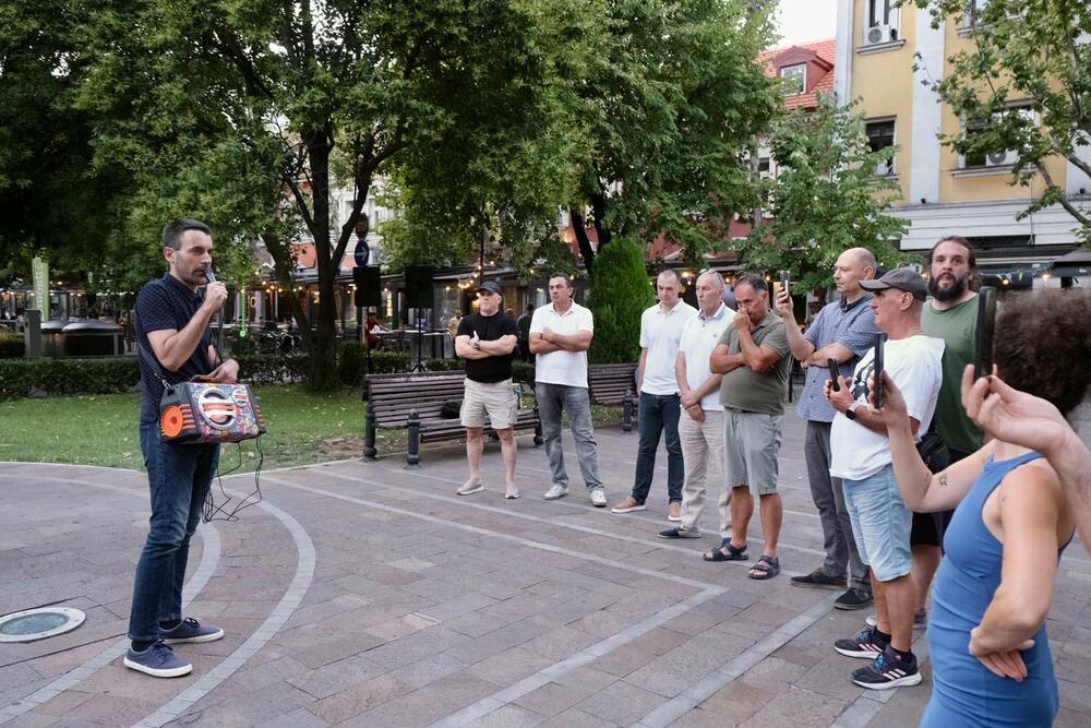 <p>Među okupljenima su bili odbornik Pokreta Preokret u Skupštini Glavnog grada Mirza Krnić, odbornik Pokreta za Podgoricu (PzPG) u Skupštini Glavnog grada Dragutin Vučinić, režiser Mladen Ivanović, funkcioner Liberalne partije Aleksandar Ljumović</p>