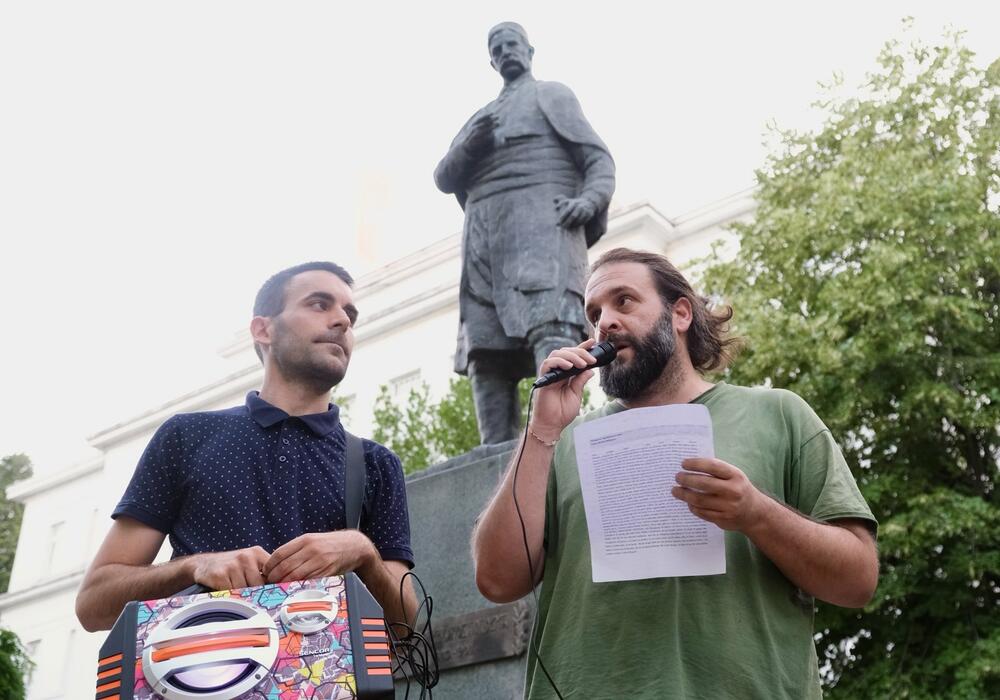 <p>Među okupljenima su bili odbornik Pokreta Preokret u Skupštini Glavnog grada Mirza Krnić, odbornik Pokreta za Podgoricu (PzPG) u Skupštini Glavnog grada Dragutin Vučinić, režiser Mladen Ivanović, funkcioner Liberalne partije Aleksandar Ljumović</p>