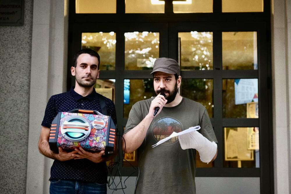 <p>Među okupljenima su bili odbornik Pokreta Preokret u Skupštini Glavnog grada Mirza Krnić, odbornik Pokreta za Podgoricu (PzPG) u Skupštini Glavnog grada Dragutin Vučinić, režiser Mladen Ivanović, funkcioner Liberalne partije Aleksandar Ljumović</p>