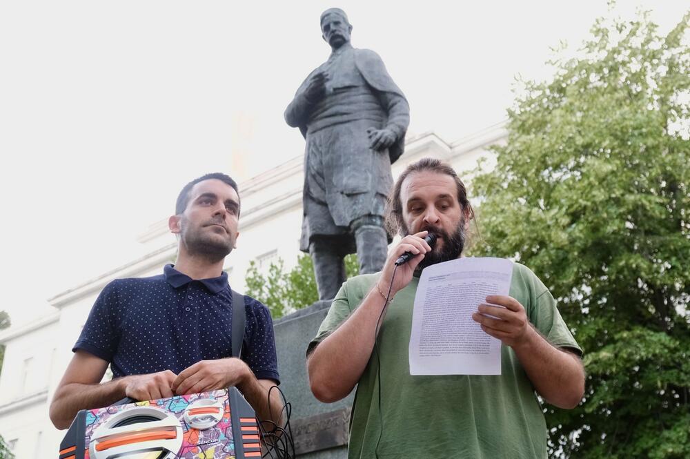<p>Među okupljenima su bili odbornik Pokreta Preokret u Skupštini Glavnog grada Mirza Krnić, odbornik Pokreta za Podgoricu (PzPG) u Skupštini Glavnog grada Dragutin Vučinić, režiser Mladen Ivanović, funkcioner Liberalne partije Aleksandar Ljumović</p>