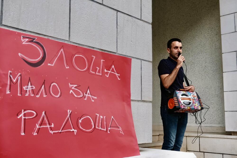 <p>Među okupljenima su bili odbornik Pokreta Preokret u Skupštini Glavnog grada Mirza Krnić, odbornik Pokreta za Podgoricu (PzPG) u Skupštini Glavnog grada Dragutin Vučinić, režiser Mladen Ivanović, funkcioner Liberalne partije Aleksandar Ljumović</p>
