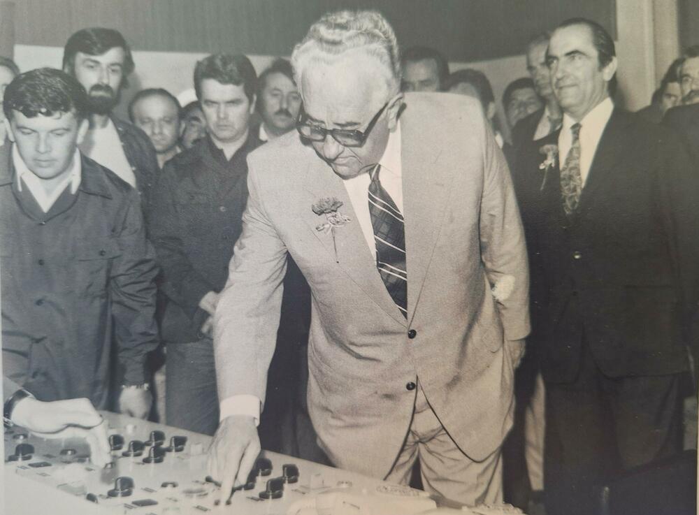 Pritiskom na dugme Džemal Bijedić, predsjednik Saveznog izvršnog vijeća (Savezne vlade) pušta u rad Hidroelektranu “Piva”