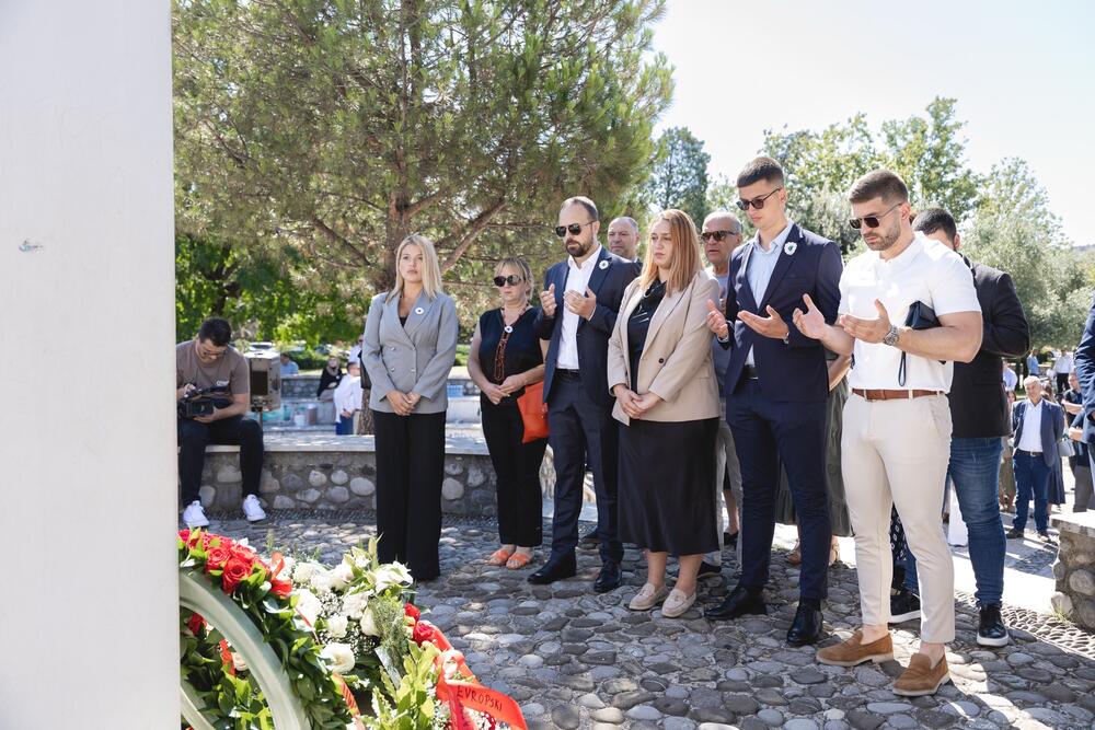 <p>"Suočavanje s prošlošću, odavanje poštovanja žrtvama i jasno odbacivanje svakog oblika negiranja genocida predstavljaju temelje odgovorne politike i evropskih vrijednosti&rdquo;</p>