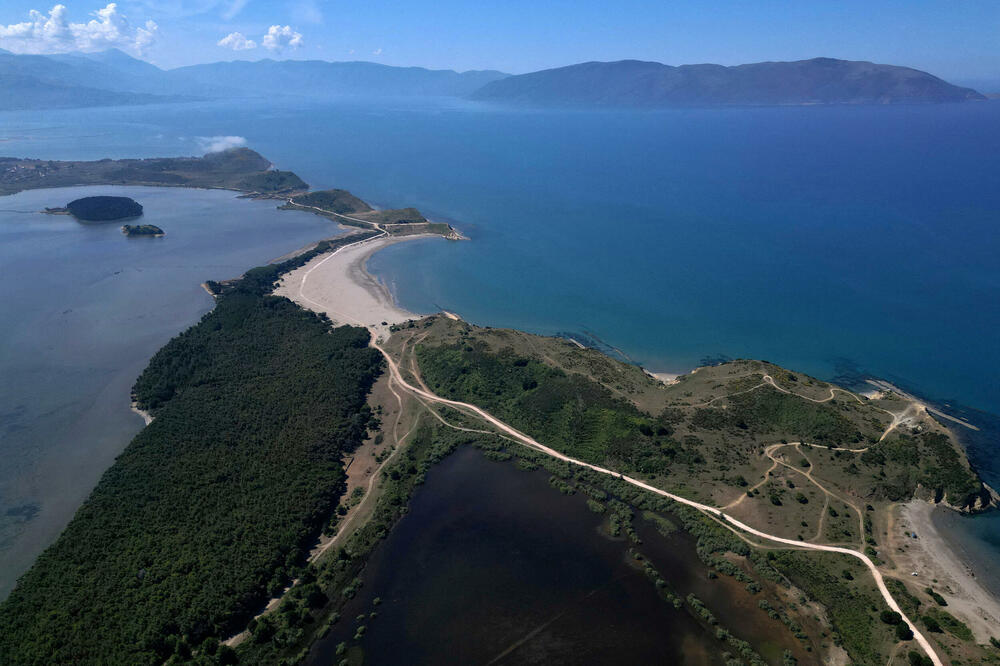 Snimak iz drona zaliva u Zaštićenom području Vjosa-Narta, gdje je planirana izgradnja luksuznog odmarališta kompanije povezane sa Džaredom Kušnerom, u Zvernecu kod Valone u Albaniji.