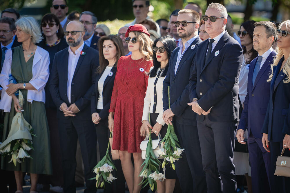 <p>"Dugo smo u Crnoj Gori, bili usamljeni, zajedno sa našim partnerima iz nevladinog sektora, organizujući tribine i skupove, kojima smo javnost stalno podsjećali na genocid u Srebrenici i potrebu trajne memorijalizacije, kazao je predsjednik Bošnjačkog vijeća</p>