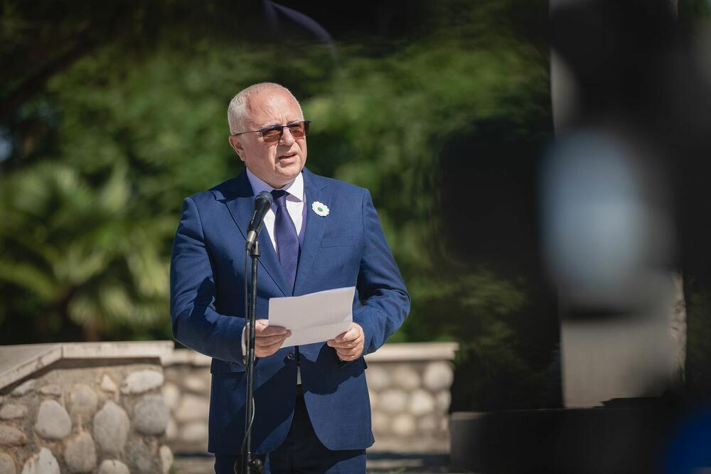 <p>"Dugo smo u Crnoj Gori, bili usamljeni, zajedno sa našim partnerima iz nevladinog sektora, organizujući tribine i skupove, kojima smo javnost stalno podsjećali na genocid u Srebrenici i potrebu trajne memorijalizacije, kazao je predsjednik Bošnjačkog vijeća</p>