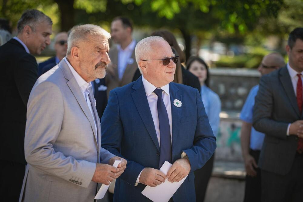 <p>"Dugo smo u Crnoj Gori, bili usamljeni, zajedno sa našim partnerima iz nevladinog sektora, organizujući tribine i skupove, kojima smo javnost stalno podsjećali na genocid u Srebrenici i potrebu trajne memorijalizacije, kazao je predsjednik Bošnjačkog vijeća</p>