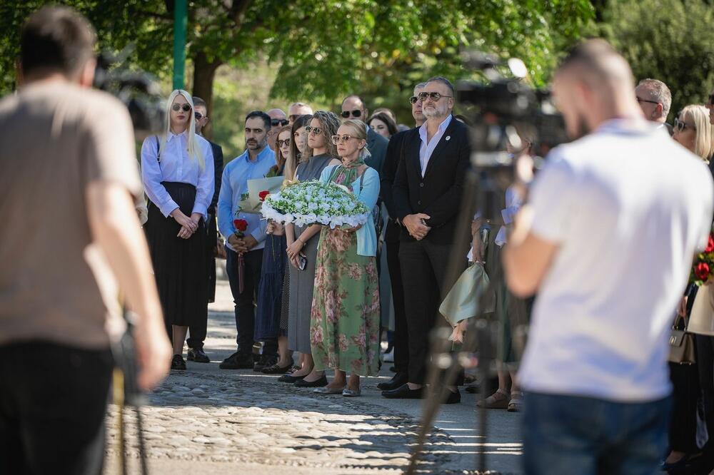 <p>"Dugo smo u Crnoj Gori, bili usamljeni, zajedno sa našim partnerima iz nevladinog sektora, organizujući tribine i skupove, kojima smo javnost stalno podsjećali na genocid u Srebrenici i potrebu trajne memorijalizacije, kazao je predsjednik Bošnjačkog vijeća</p>