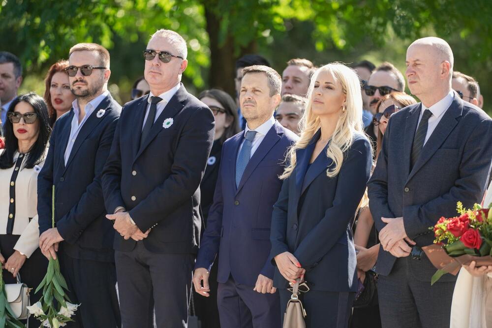 <p>"Dugo smo u Crnoj Gori, bili usamljeni, zajedno sa našim partnerima iz nevladinog sektora, organizujući tribine i skupove, kojima smo javnost stalno podsjećali na genocid u Srebrenici i potrebu trajne memorijalizacije, kazao je predsjednik Bošnjačkog vijeća</p>
