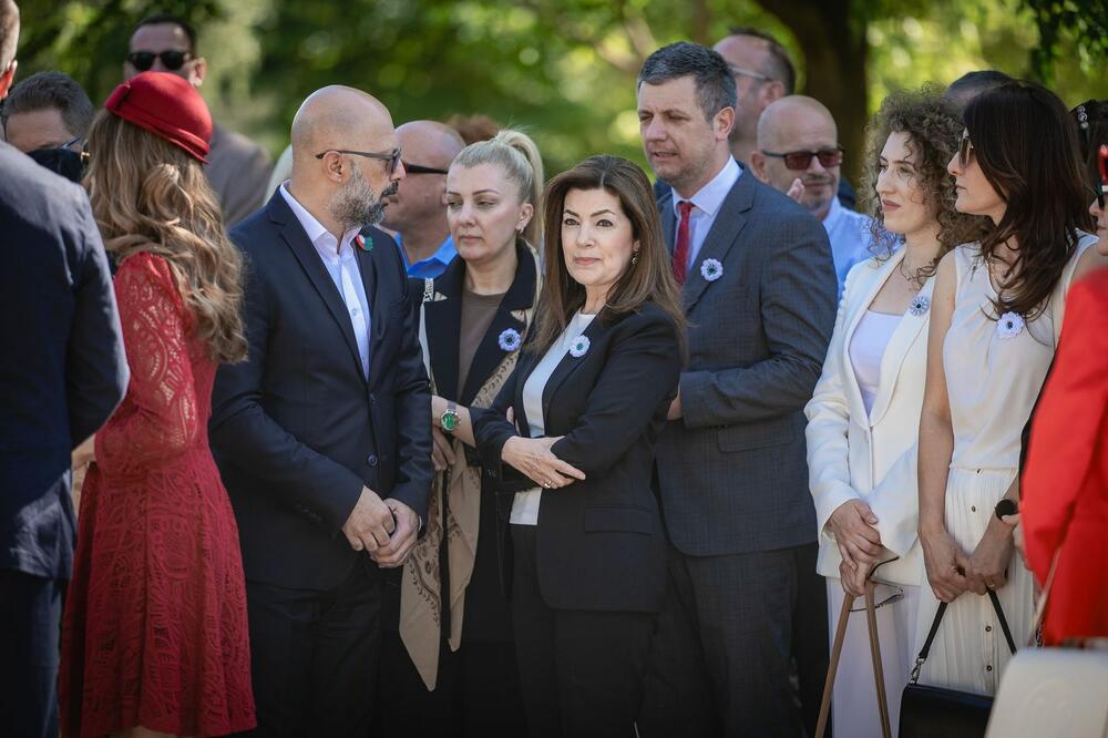 <p>"Dugo smo u Crnoj Gori, bili usamljeni, zajedno sa našim partnerima iz nevladinog sektora, organizujući tribine i skupove, kojima smo javnost stalno podsjećali na genocid u Srebrenici i potrebu trajne memorijalizacije, kazao je predsjednik Bošnjačkog vijeća</p>