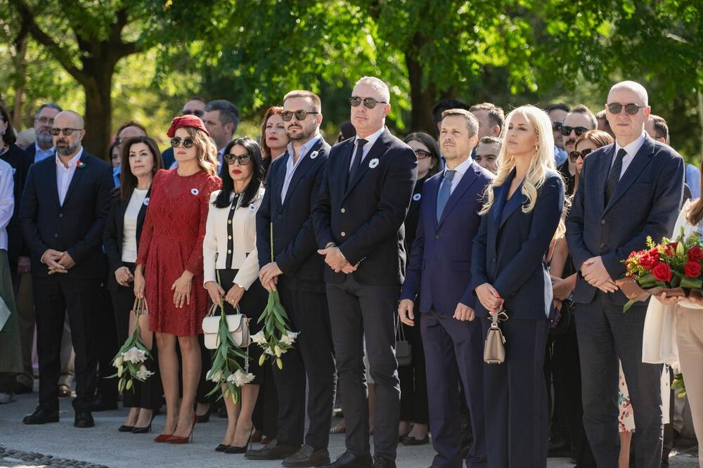 <p>"Dugo smo u Crnoj Gori, bili usamljeni, zajedno sa našim partnerima iz nevladinog sektora, organizujući tribine i skupove, kojima smo javnost stalno podsjećali na genocid u Srebrenici i potrebu trajne memorijalizacije, kazao je predsjednik Bošnjačkog vijeća</p>