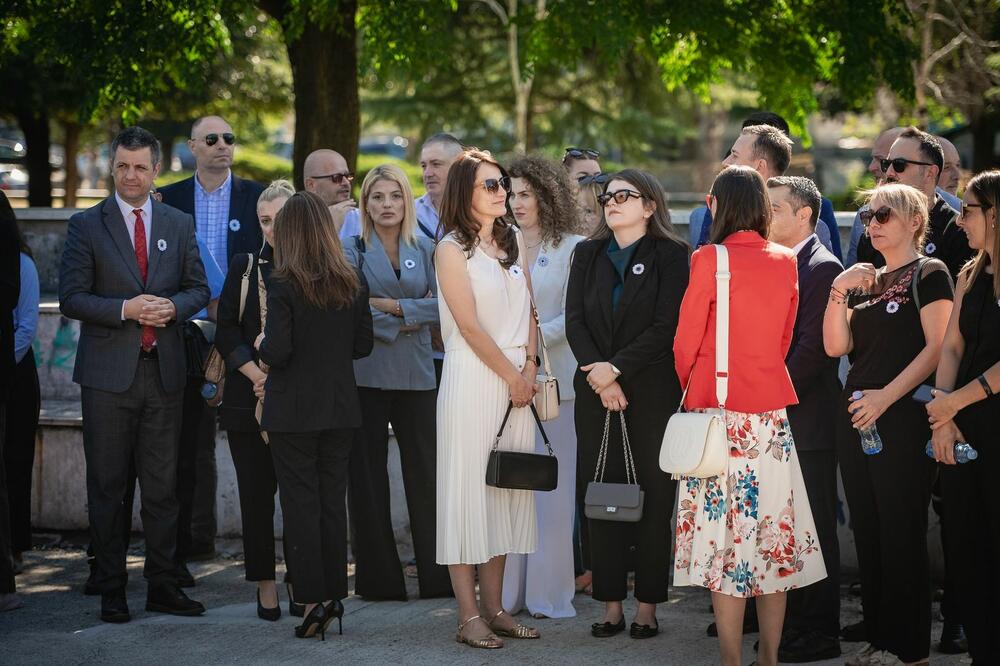 <p>"Dugo smo u Crnoj Gori, bili usamljeni, zajedno sa našim partnerima iz nevladinog sektora, organizujući tribine i skupove, kojima smo javnost stalno podsjećali na genocid u Srebrenici i potrebu trajne memorijalizacije, kazao je predsjednik Bošnjačkog vijeća</p>