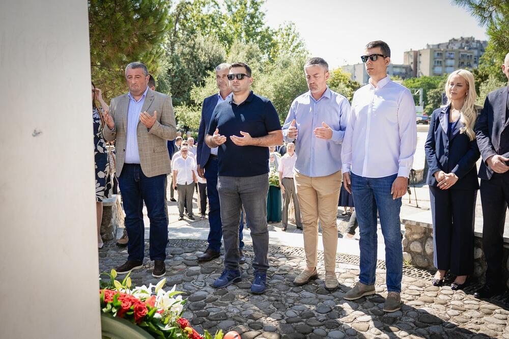 <p>"Dugo smo u Crnoj Gori, bili usamljeni, zajedno sa našim partnerima iz nevladinog sektora, organizujući tribine i skupove, kojima smo javnost stalno podsjećali na genocid u Srebrenici i potrebu trajne memorijalizacije, kazao je predsjednik Bošnjačkog vijeća</p>