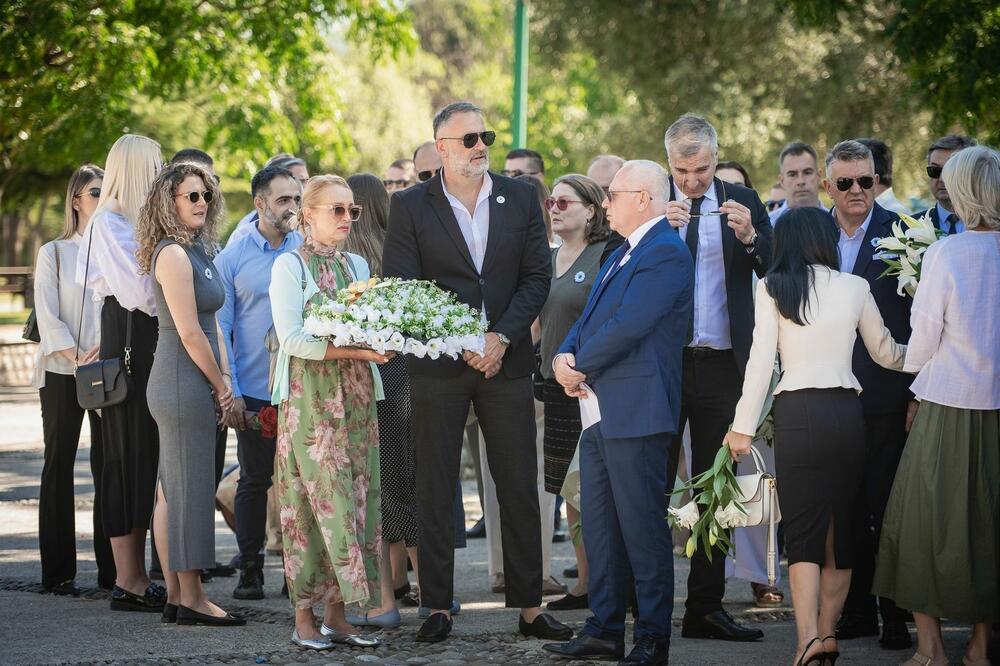 <p>"Dugo smo u Crnoj Gori, bili usamljeni, zajedno sa našim partnerima iz nevladinog sektora, organizujući tribine i skupove, kojima smo javnost stalno podsjećali na genocid u Srebrenici i potrebu trajne memorijalizacije, kazao je predsjednik Bošnjačkog vijeća</p>