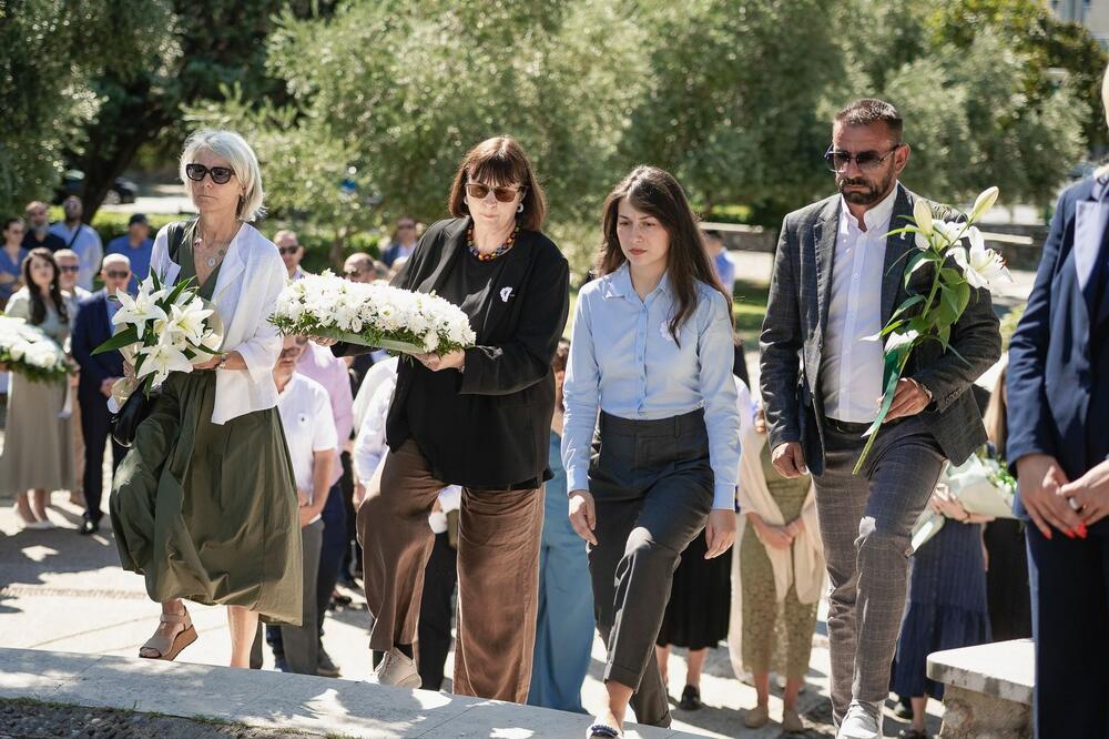 <p>"Dugo smo u Crnoj Gori, bili usamljeni, zajedno sa našim partnerima iz nevladinog sektora, organizujući tribine i skupove, kojima smo javnost stalno podsjećali na genocid u Srebrenici i potrebu trajne memorijalizacije, kazao je predsjednik Bošnjačkog vijeća</p>