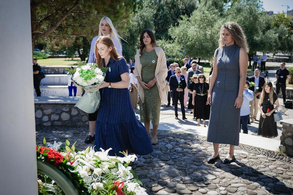 <p>"Dugo smo u Crnoj Gori, bili usamljeni, zajedno sa našim partnerima iz nevladinog sektora, organizujući tribine i skupove, kojima smo javnost stalno podsjećali na genocid u Srebrenici i potrebu trajne memorijalizacije, kazao je predsjednik Bošnjačkog vijeća</p>