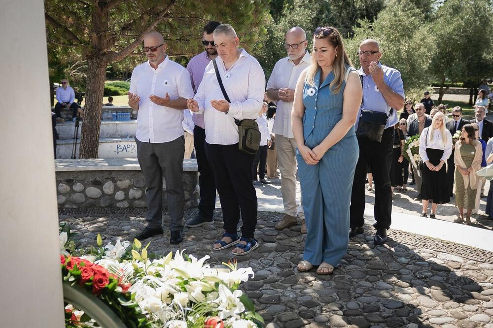 <p>"Dugo smo u Crnoj Gori, bili usamljeni, zajedno sa našim partnerima iz nevladinog sektora, organizujući tribine i skupove, kojima smo javnost stalno podsjećali na genocid u Srebrenici i potrebu trajne memorijalizacije, kazao je predsjednik Bošnjačkog vijeća</p>