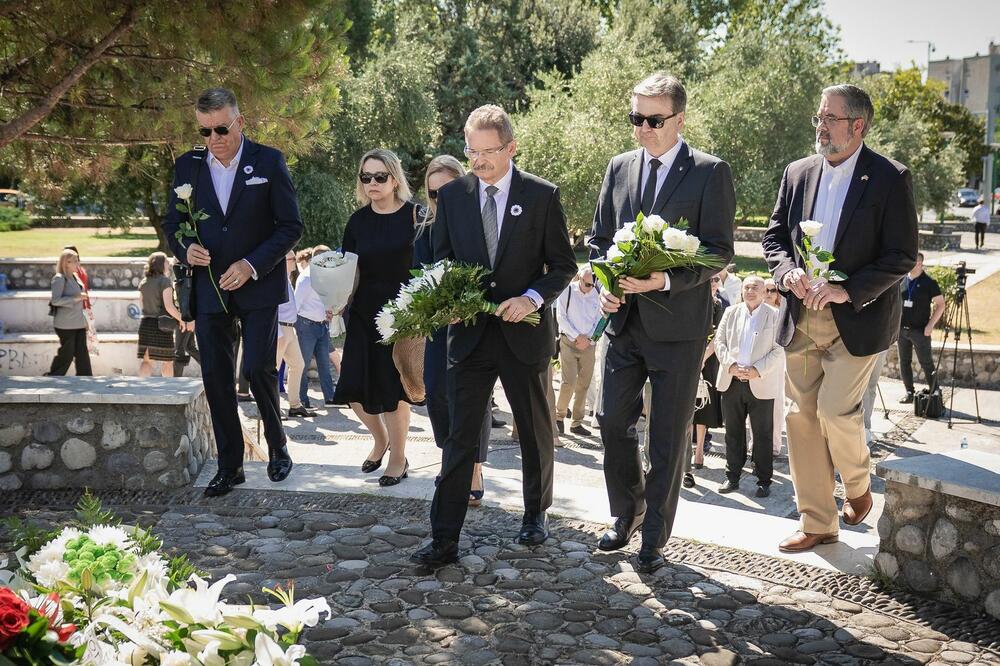 <p>"Dugo smo u Crnoj Gori, bili usamljeni, zajedno sa našim partnerima iz nevladinog sektora, organizujući tribine i skupove, kojima smo javnost stalno podsjećali na genocid u Srebrenici i potrebu trajne memorijalizacije, kazao je predsjednik Bošnjačkog vijeća</p>