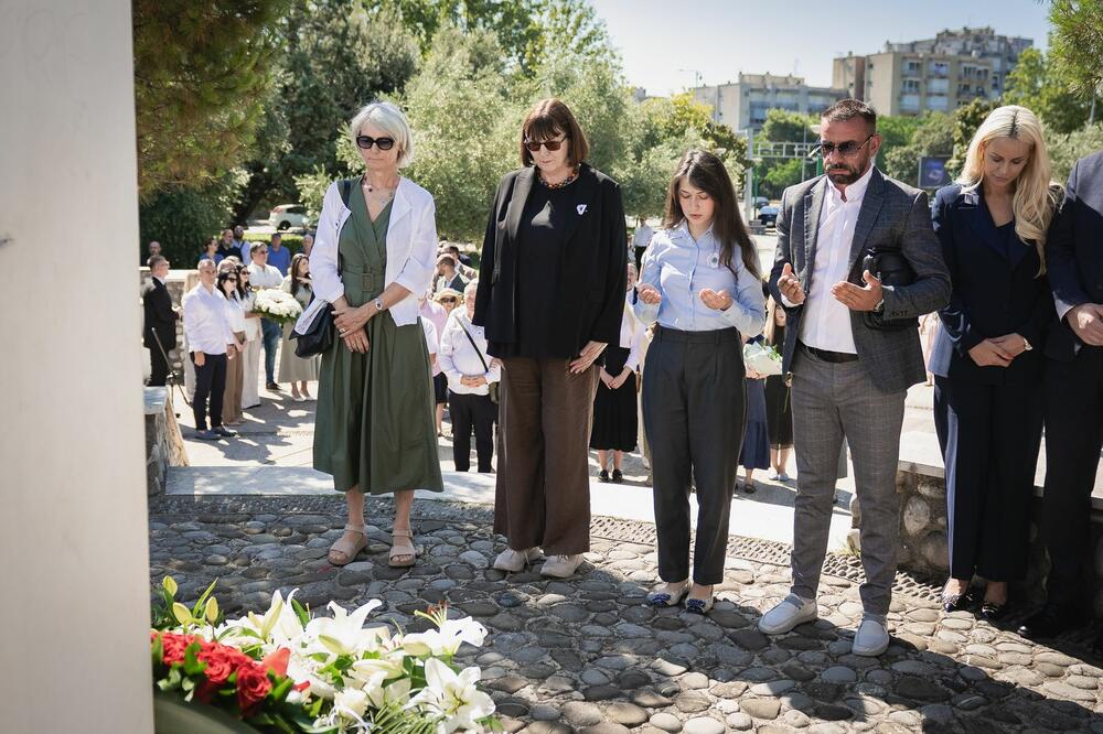 <p>"Dugo smo u Crnoj Gori, bili usamljeni, zajedno sa našim partnerima iz nevladinog sektora, organizujući tribine i skupove, kojima smo javnost stalno podsjećali na genocid u Srebrenici i potrebu trajne memorijalizacije, kazao je predsjednik Bošnjačkog vijeća</p>