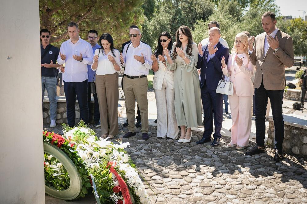 <p>"Dugo smo u Crnoj Gori, bili usamljeni, zajedno sa našim partnerima iz nevladinog sektora, organizujući tribine i skupove, kojima smo javnost stalno podsjećali na genocid u Srebrenici i potrebu trajne memorijalizacije, kazao je predsjednik Bošnjačkog vijeća</p>
