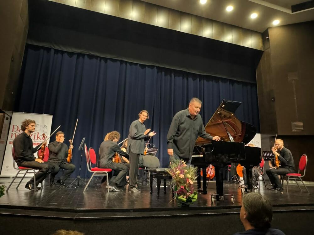 <p>"Mobilnost umjetnika i ideja, stvaranje vrhunskih muzičkih događaja, spajanje prošlosti i budućnosti, susret različitih kultura i mnogobrojnih muzičkih ličnosti, otvaranje novih puteva umjetničkog i društvenog dijaloga, saradnje i inovativnosti, sve to, kao bitni elementi hercegnovskog festivala, jesu i komponente koje privlače posjetioce najrazličitijeg profila"</p>