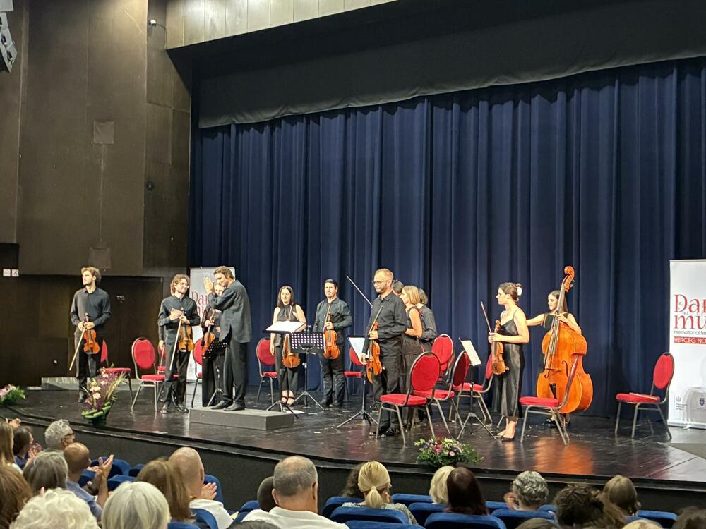 <p>"Mobilnost umjetnika i ideja, stvaranje vrhunskih muzičkih događaja, spajanje prošlosti i budućnosti, susret različitih kultura i mnogobrojnih muzičkih ličnosti, otvaranje novih puteva umjetničkog i društvenog dijaloga, saradnje i inovativnosti, sve to, kao bitni elementi hercegnovskog festivala, jesu i komponente koje privlače posjetioce najrazličitijeg profila"</p>