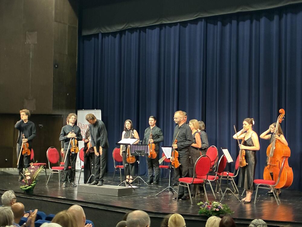 <p>"Mobilnost umjetnika i ideja, stvaranje vrhunskih muzičkih događaja, spajanje prošlosti i budućnosti, susret različitih kultura i mnogobrojnih muzičkih ličnosti, otvaranje novih puteva umjetničkog i društvenog dijaloga, saradnje i inovativnosti, sve to, kao bitni elementi hercegnovskog festivala, jesu i komponente koje privlače posjetioce najrazličitijeg profila"</p>
