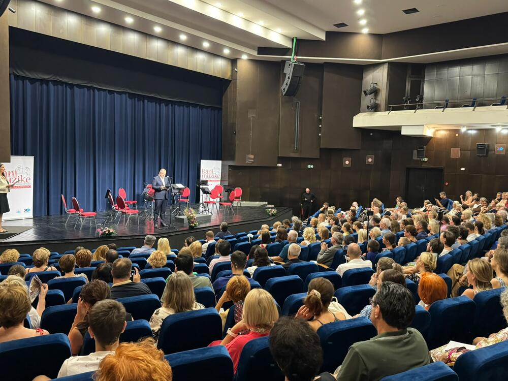 <p>"Mobilnost umjetnika i ideja, stvaranje vrhunskih muzičkih događaja, spajanje prošlosti i budućnosti, susret različitih kultura i mnogobrojnih muzičkih ličnosti, otvaranje novih puteva umjetničkog i društvenog dijaloga, saradnje i inovativnosti, sve to, kao bitni elementi hercegnovskog festivala, jesu i komponente koje privlače posjetioce najrazličitijeg profila"</p>