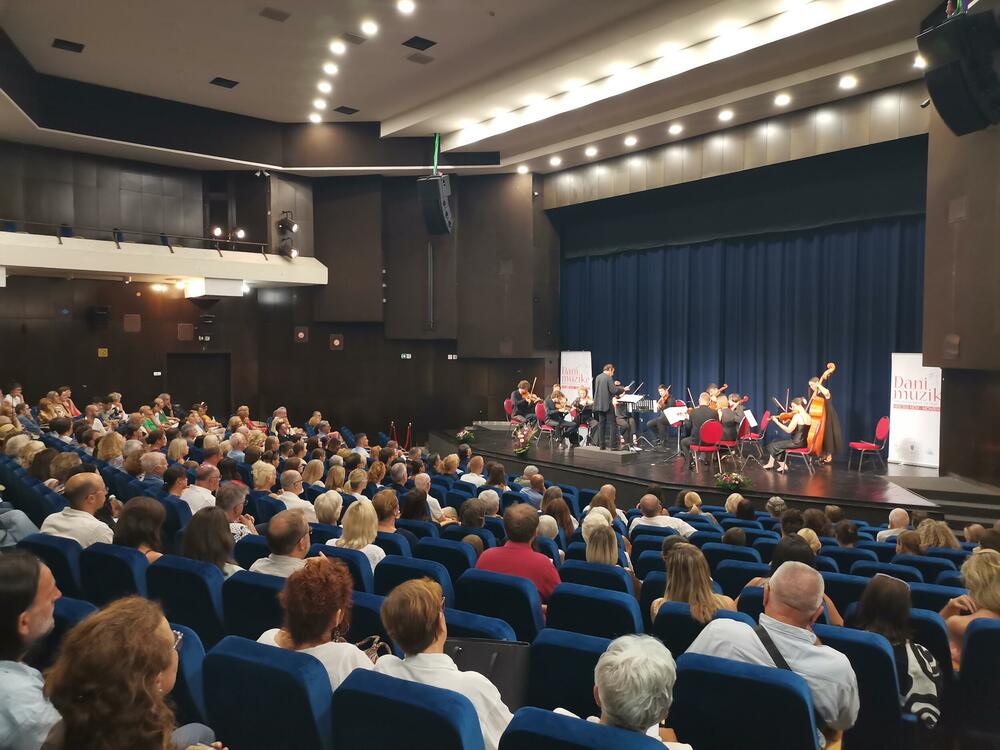 <p>"Mobilnost umjetnika i ideja, stvaranje vrhunskih muzičkih događaja, spajanje prošlosti i budućnosti, susret različitih kultura i mnogobrojnih muzičkih ličnosti, otvaranje novih puteva umjetničkog i društvenog dijaloga, saradnje i inovativnosti, sve to, kao bitni elementi hercegnovskog festivala, jesu i komponente koje privlače posjetioce najrazličitijeg profila"</p>