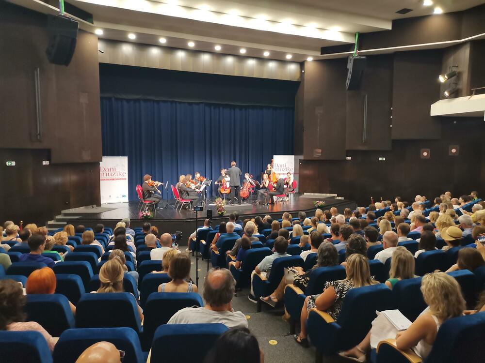 <p>"Mobilnost umjetnika i ideja, stvaranje vrhunskih muzičkih događaja, spajanje prošlosti i budućnosti, susret različitih kultura i mnogobrojnih muzičkih ličnosti, otvaranje novih puteva umjetničkog i društvenog dijaloga, saradnje i inovativnosti, sve to, kao bitni elementi hercegnovskog festivala, jesu i komponente koje privlače posjetioce najrazličitijeg profila"</p>
