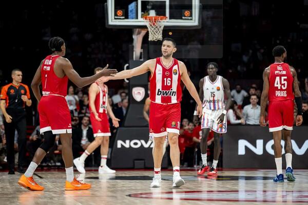 Papanikolaou, Olympiacos ile iş birliğini genişletiyor.