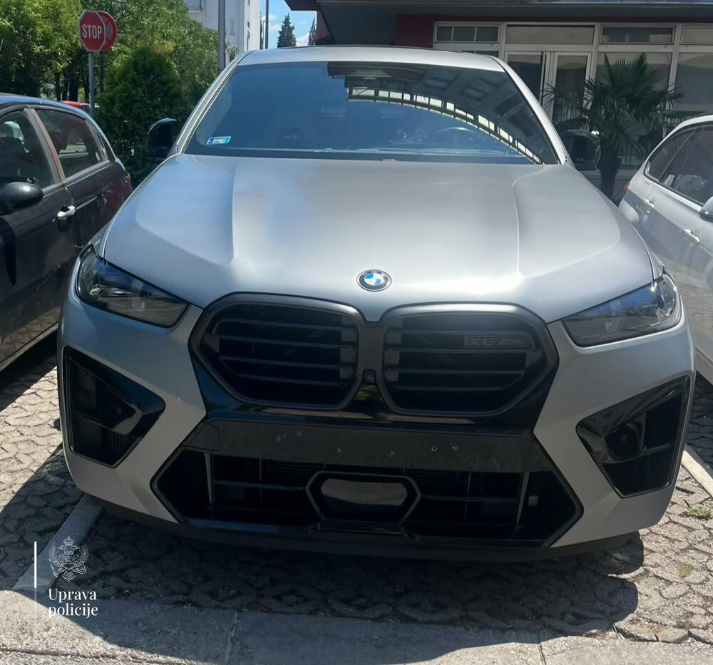 <p>Iz Uprave policije saopštili su da su službenici Odjeljenja bezbjednosti Podgorica u saradnji sa službenicima Sektora za borbu protiv kriminala realizovali ciljanu akciju usmjerenu na suzbijanje djelovanja organizovanih kriminalnih grupa i sa njima povezanih operativno interesantnih lica, sprečavanje neovlašćene proizvodnje, držanja i stavljanja u promet opojnih droga, kao i identifikaciju i procesuiranje lica koja se bave tzv. uličnom distribucijom narkotika</p>