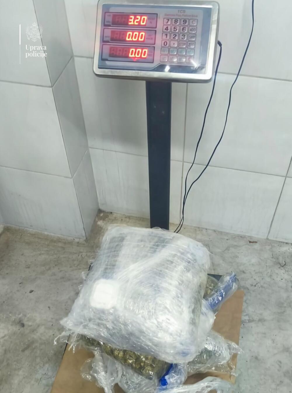 <p>Iz Uprave policije saopštili su da su službenici Odjeljenja bezbjednosti Podgorica u saradnji sa službenicima Sektora za borbu protiv kriminala realizovali ciljanu akciju usmjerenu na suzbijanje djelovanja organizovanih kriminalnih grupa i sa njima povezanih operativno interesantnih lica, sprečavanje neovlašćene proizvodnje, držanja i stavljanja u promet opojnih droga, kao i identifikaciju i procesuiranje lica koja se bave tzv. uličnom distribucijom narkotika</p>