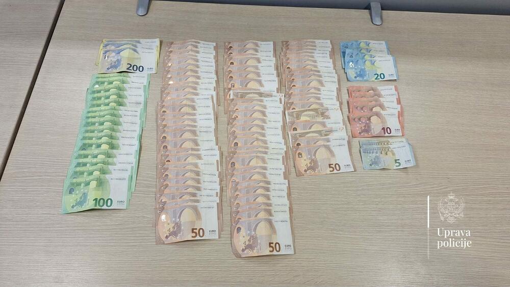 <p>Iz Uprave policije saopštili su da su službenici Odjeljenja bezbjednosti Podgorica u saradnji sa službenicima Sektora za borbu protiv kriminala realizovali ciljanu akciju usmjerenu na suzbijanje djelovanja organizovanih kriminalnih grupa i sa njima povezanih operativno interesantnih lica, sprečavanje neovlašćene proizvodnje, držanja i stavljanja u promet opojnih droga, kao i identifikaciju i procesuiranje lica koja se bave tzv. uličnom distribucijom narkotika</p>