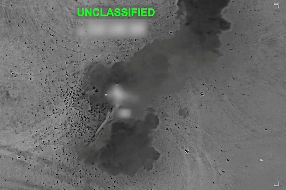 Dim se uzdiže na nepoznatoj lokaciji nakon napada na iranske vojne ciljeve, kako je saopštila Centralna komanda američke vojske (CENTCOM), na ovom snimku preuzetom iz ustupljenog video-materijala objavljenog 11. jula 2026. godine, Foto: Reuters