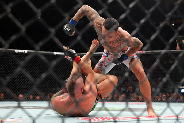 Holloway spielte gegen den Iren unentschieden – McGregor verletzte sich am Knie…